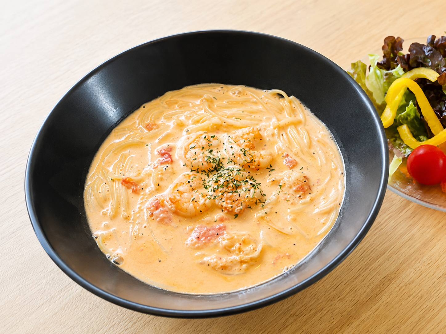 エビとトマトのクリームパスタ