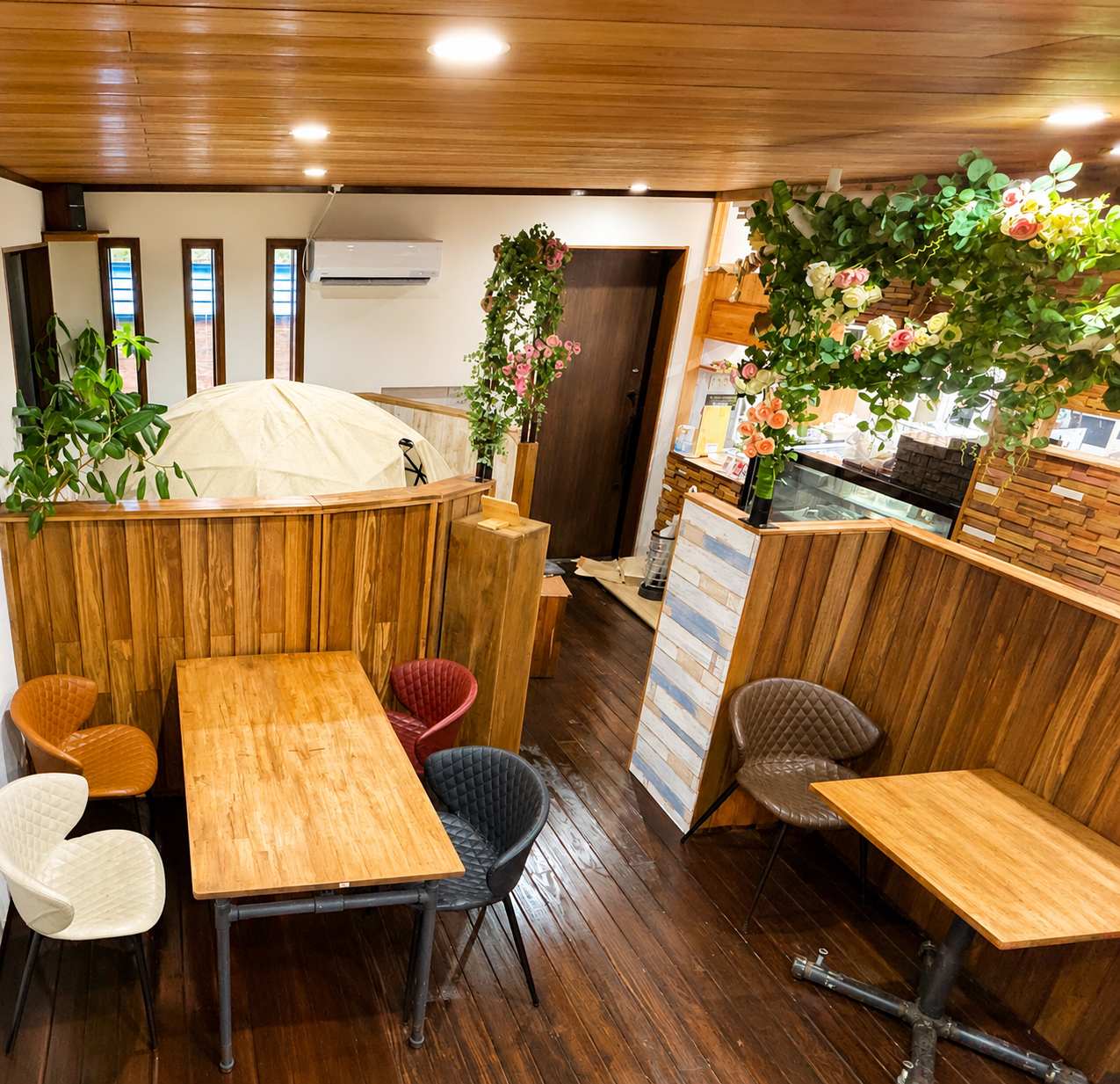 木の温もりを感じる店内